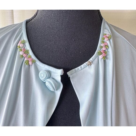 Vintage 1960s peignoir, pastel blue robe, front buttons, raglan sleeves - Picture 8 of 9